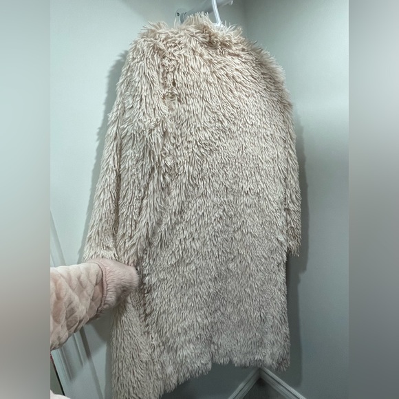 Knee-Length Champagne Faux-Fur Coat with Blush Undertones🤍💗 - Picture 3 of 4